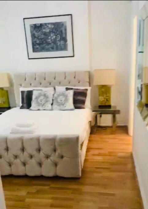 2 Bedroom Flat In Diplomatic Enclave In Kensington London Exterior photo