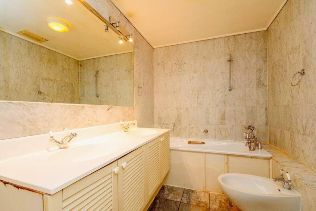2 Bedroom Flat In Diplomatic Enclave In Kensington London Exterior photo