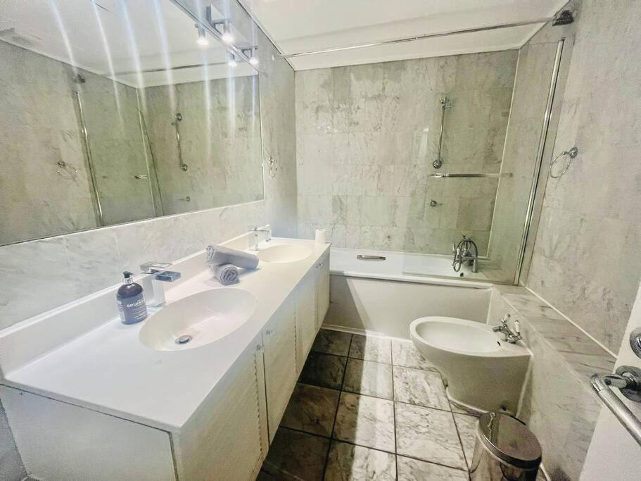 2 Bedroom Flat In Diplomatic Enclave In Kensington London Exterior photo